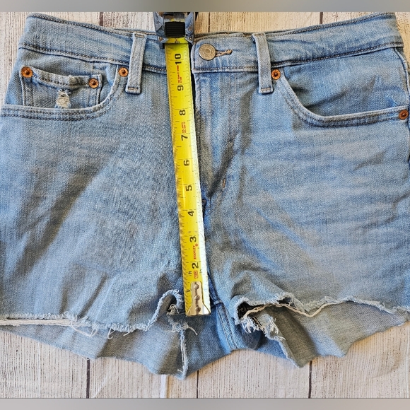 Levi's Women's Size 28 High Rise Shorts Denim Raw Hem Light Wash Summer Festival - Picture 9 of 9